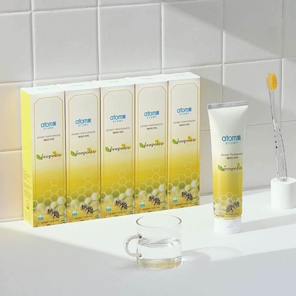 Atomy Propolis Toothpaste set de 5 cajas en baño con cepillo amarillo