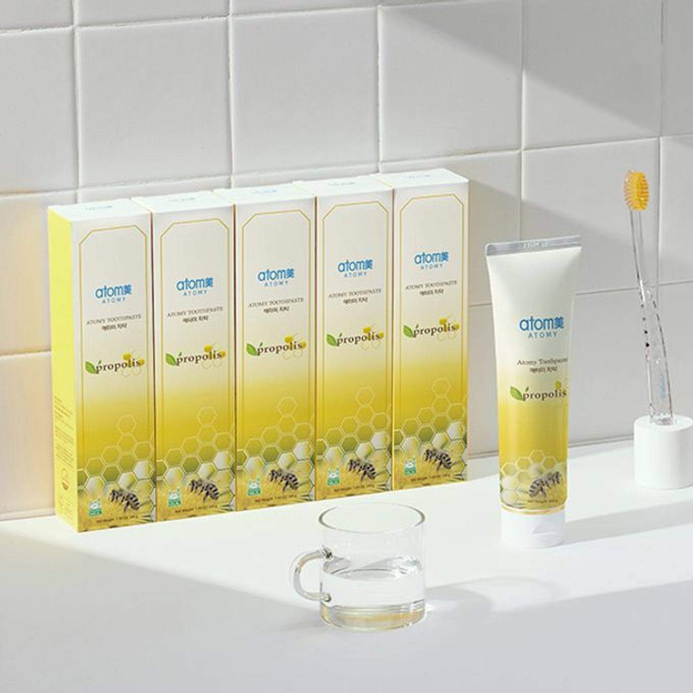 Atomy Propolis Toothpaste set de 5 cajas en baño con cepillo amarillo