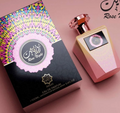 Abyat Rose Night Eau de Parfum frasco rosa con caja sobre fondo rosa