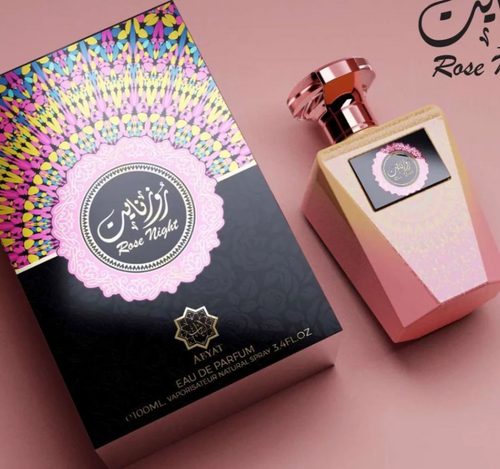 Abyat Rose Night Eau de Parfum frasco rosa con caja sobre fondo rosa