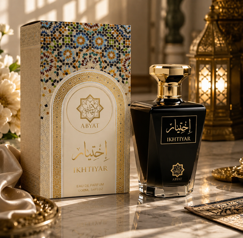 Abyat Ikhtiyar Eau de Parfum ambiente lujoso con linternas árabes